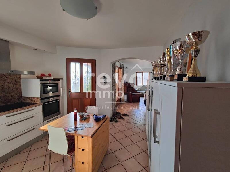 Maison - 230 m² - 7 pièces