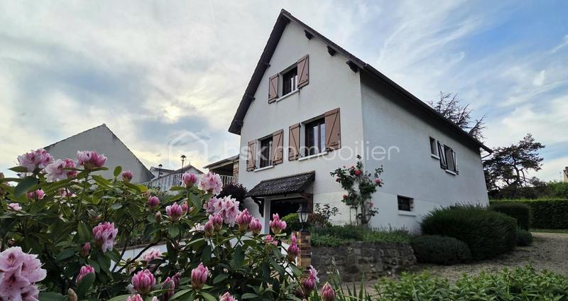 Maison traditionnelle - 198 m² - 8 pièces