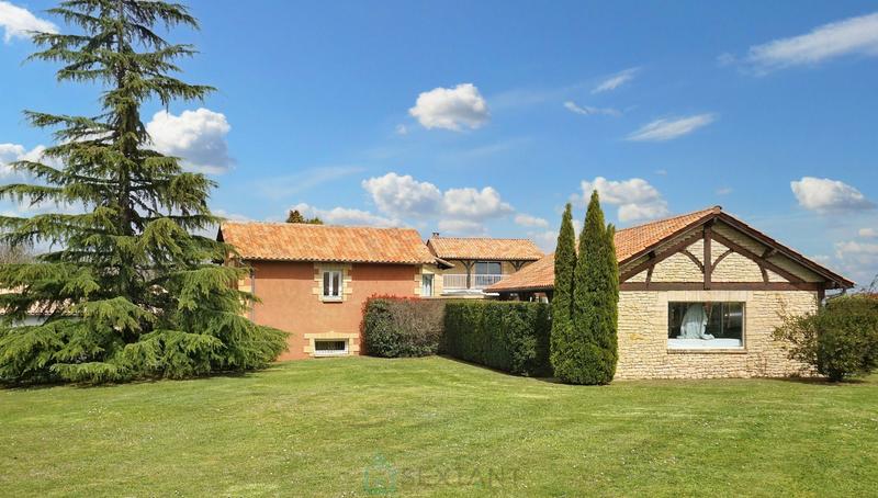 Propriété - 240 m² - 8 pièces