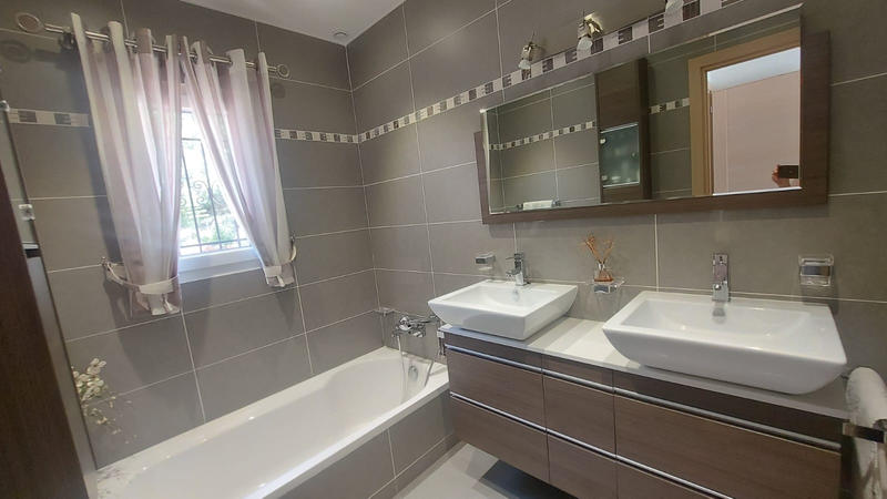 Propriété - 190 m² - 6 pièces