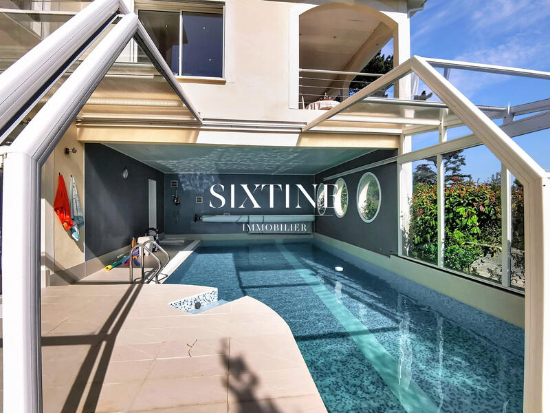 Maison - 235 m² - 8 pièces