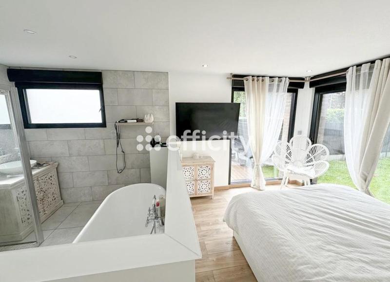 Maison - 212 m² - 7 pièces