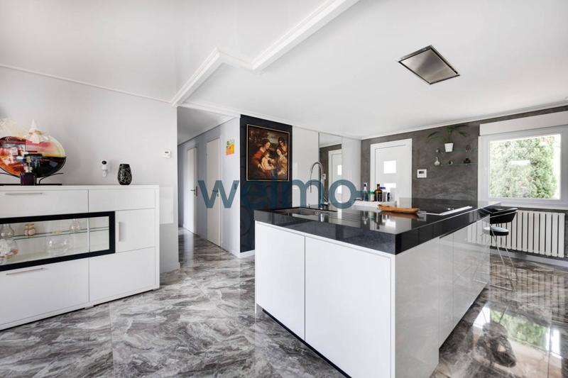 Maison - 300 m² - 14 pièces