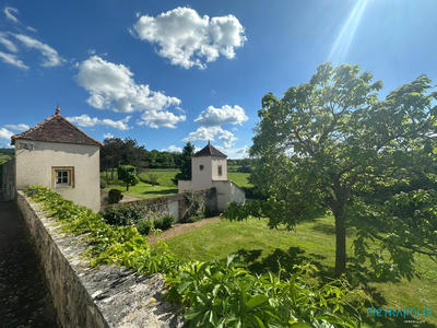 Maison - 305 m² - 9 pièces