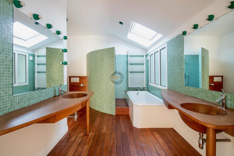 Maison - 244 m² - 7 pièces