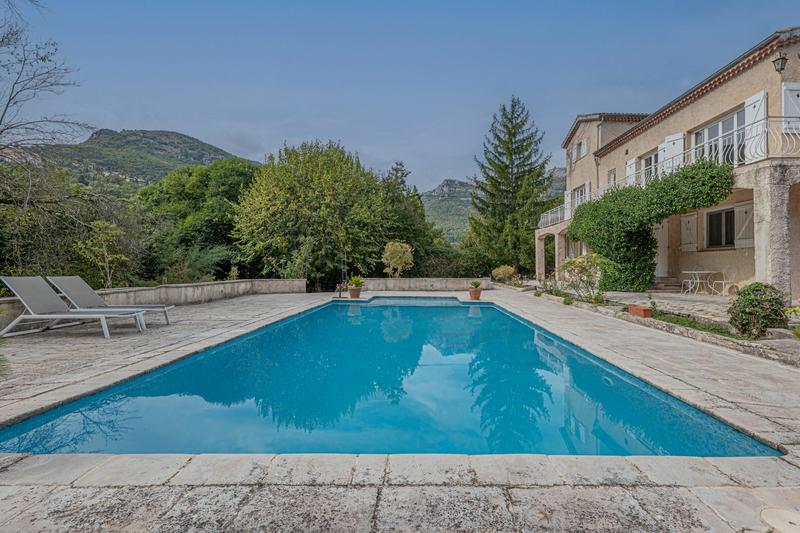 Maison - 241 m² - 8 pièces