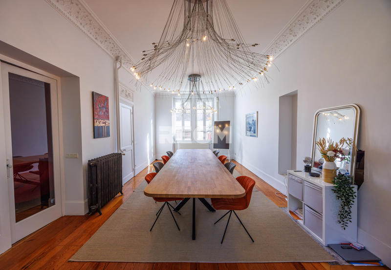 Propriété - 260 m² - 8 pièces