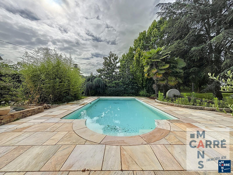 Maison traditionnelle - 275 m² - 7 pièces