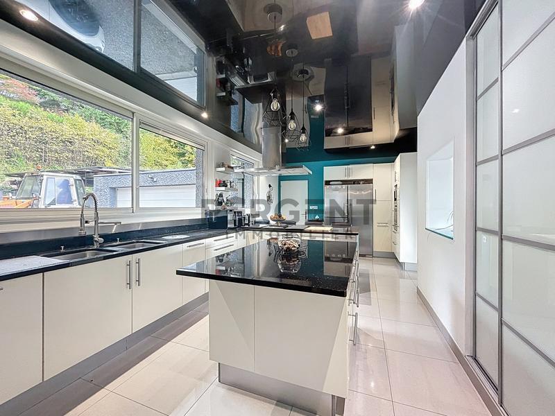 Maison - 304 m² - 9 pièces