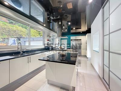 Maison - 304 m² - 9 pièces