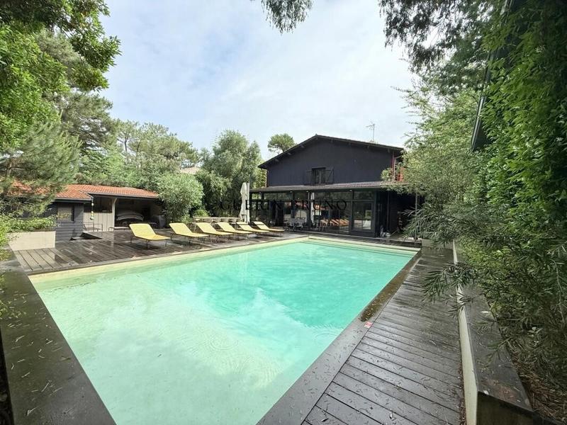 Villa - 242 m² - 12 pièces