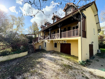 Maison - 230 m² - 8 pièces