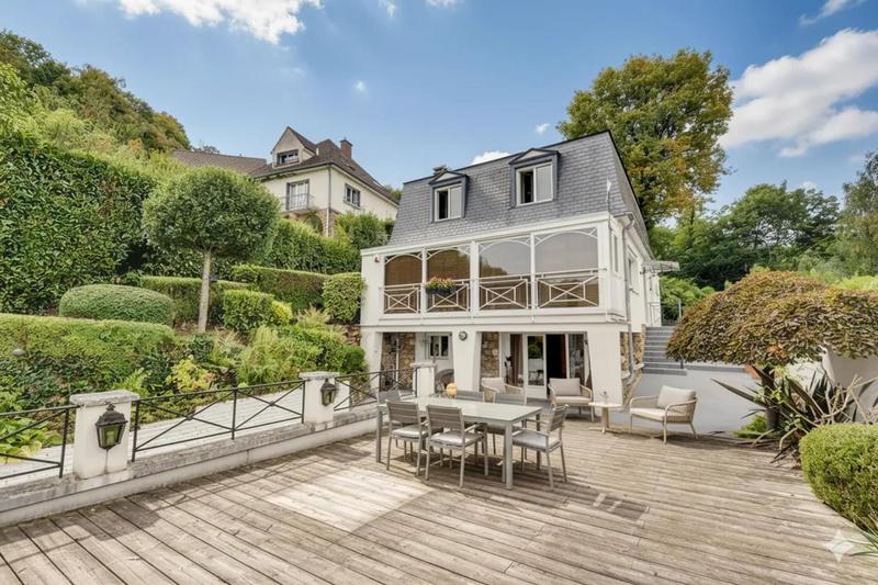 Maison - 236 m² - 6 pièces