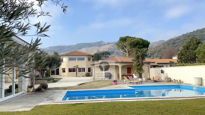 Maison - 222 m² - 9 pièces