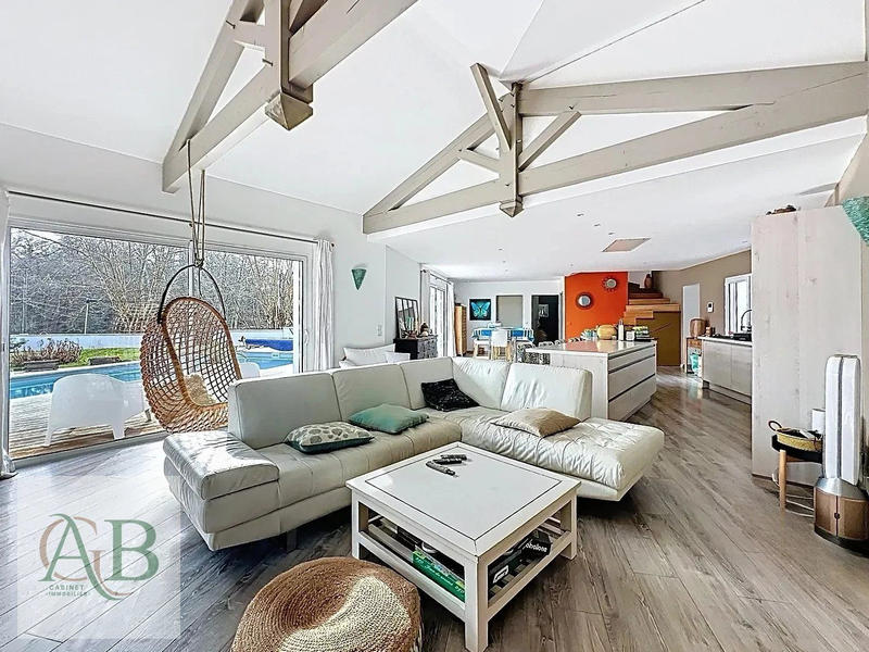 Maison - 220 m² - 7 pièces