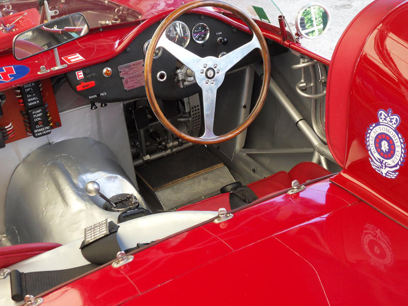 Rassemblement mensuel de véhicules de collection et d'exception