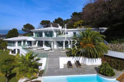 Propriété - 2 035 m² - 25 pièces