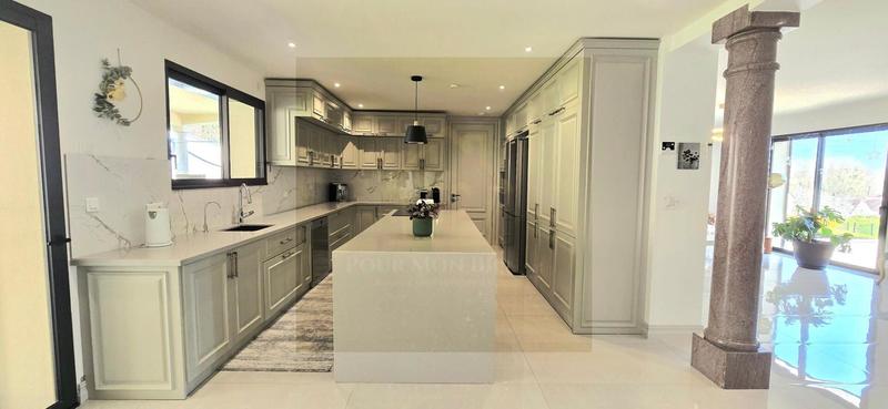 Maison - 315 m² - 8 pièces