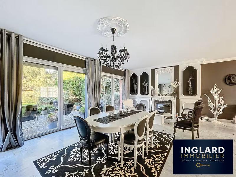 Maison - 243 m² - 10 pièces