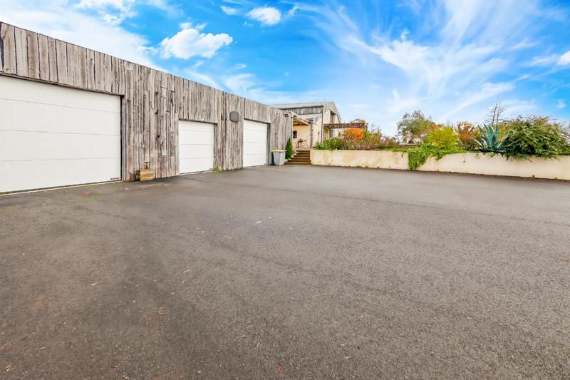 Demeure - 256 m² - 8 pièces