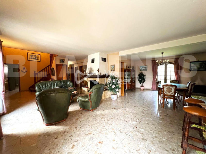 Maison - 205 m² - 9 pièces