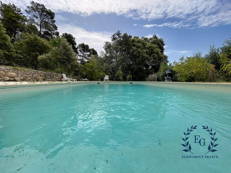 Maison traditionnelle - 218 m² - 6 pièces