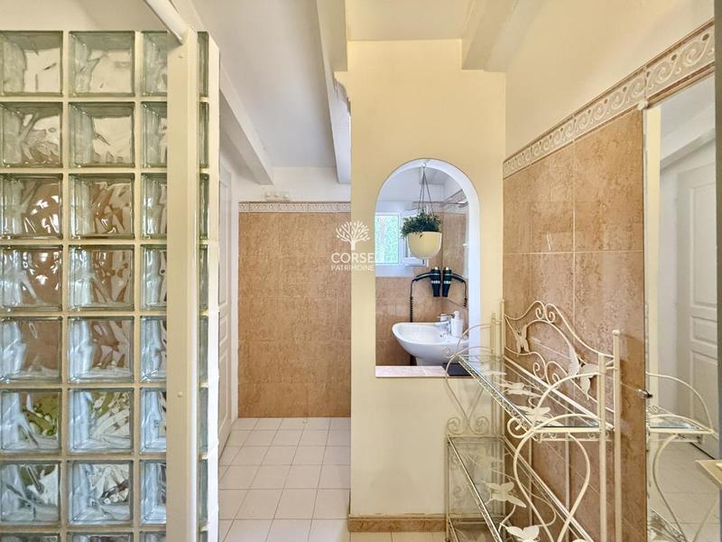 Propriété - 360 m² - 14 pièces