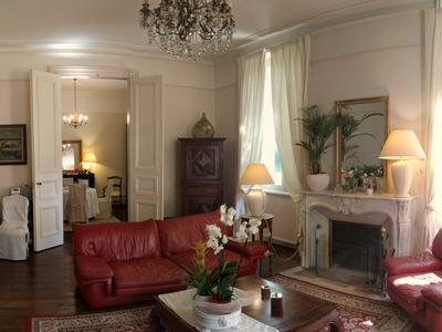 Maison - 325 m² - 12 pièces