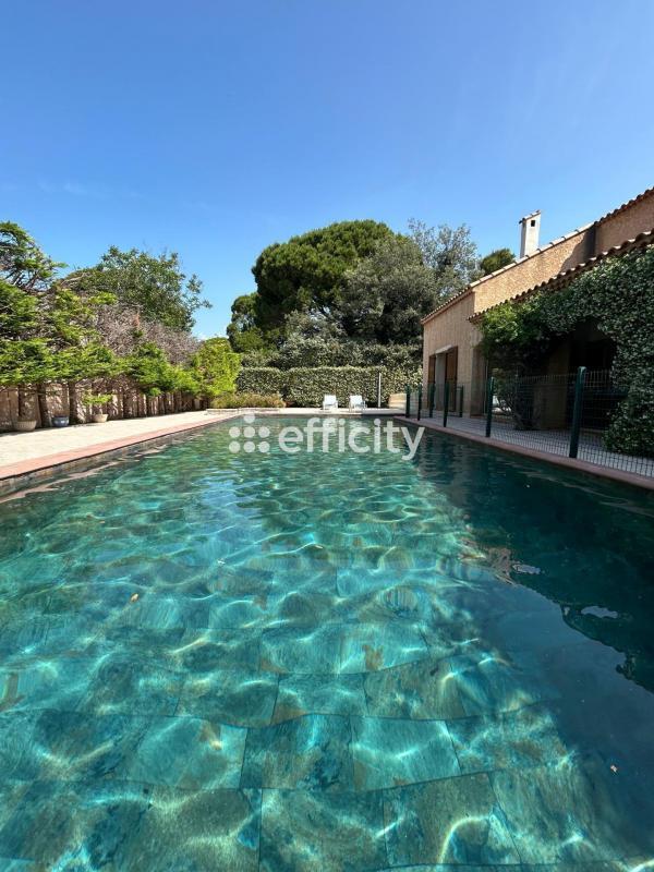 Maison - 220 m² - 7 pièces