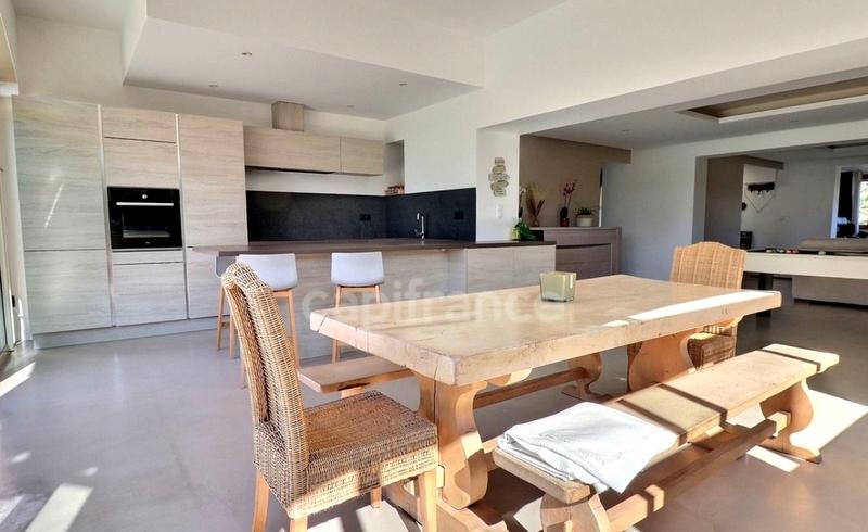 Villa - 222 m² - 7 pièces