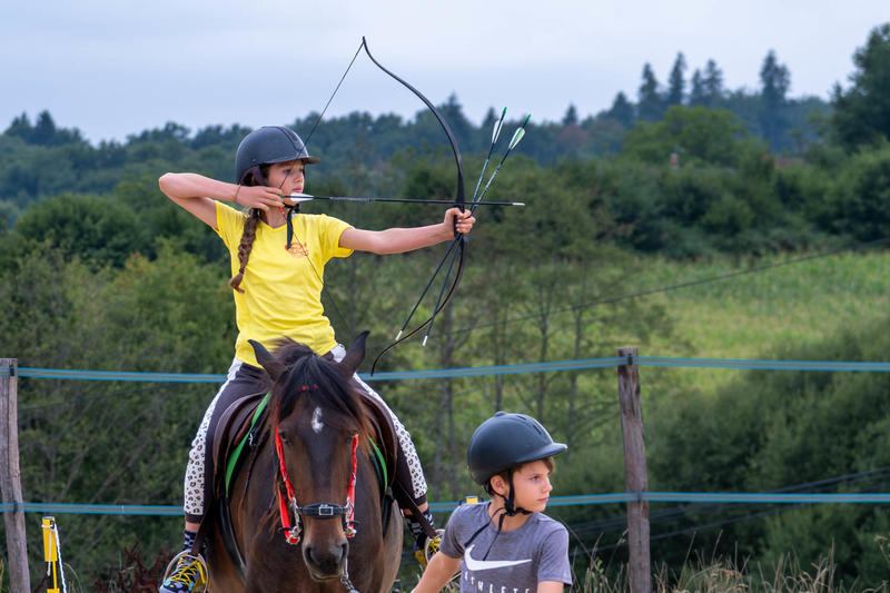 Été actif - tir à l'arc à cheval