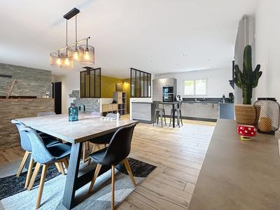 Maison - 94 m² - 5 pièces