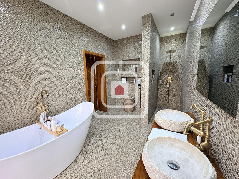 Maison - 191 m² - 5 pièces