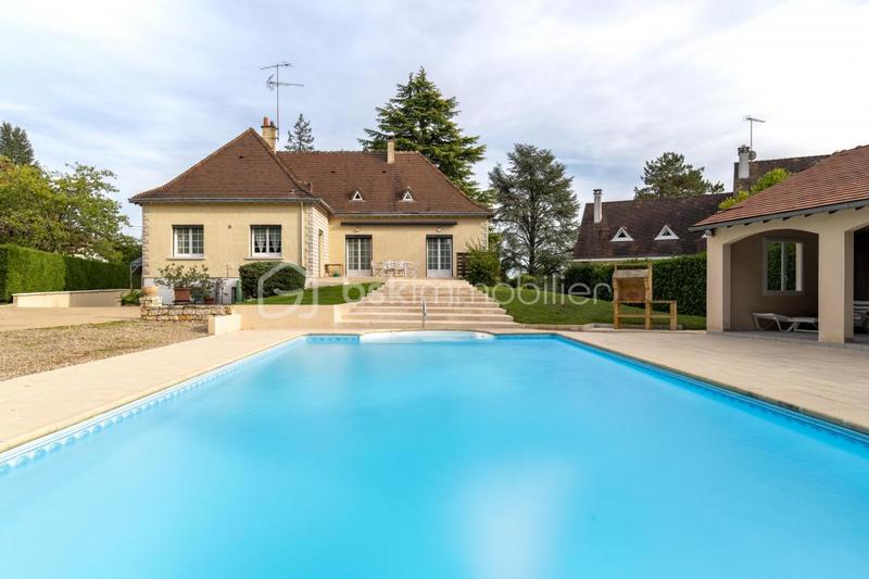 Maison - 186 m² - 7 pièces