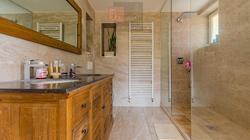 Maison - 220 m² - 6 pièces