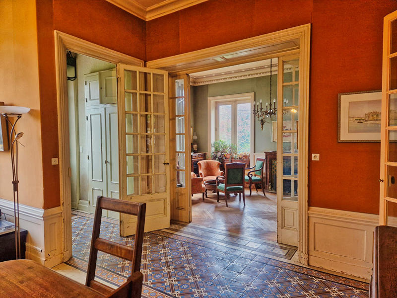 Maison - 329 m² - 9 pièces