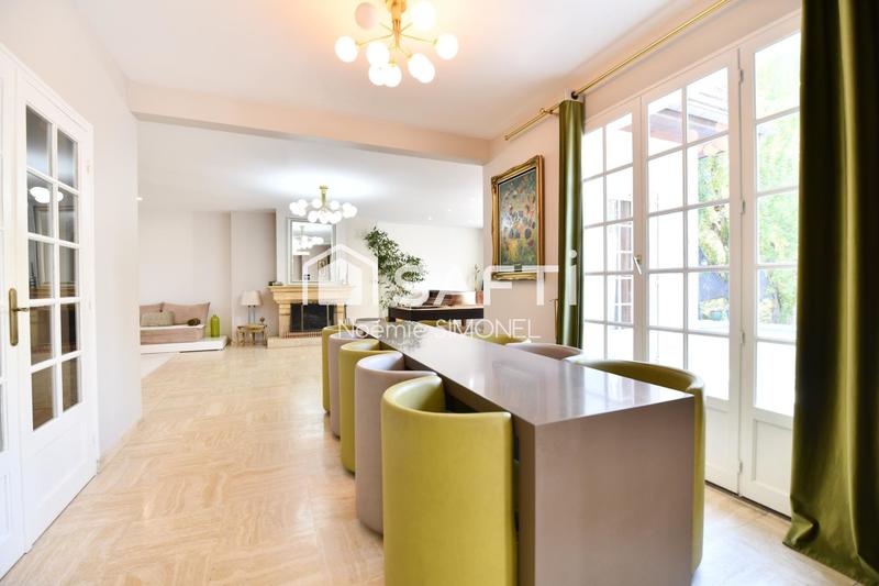 Maison - 211 m² - 8 pièces