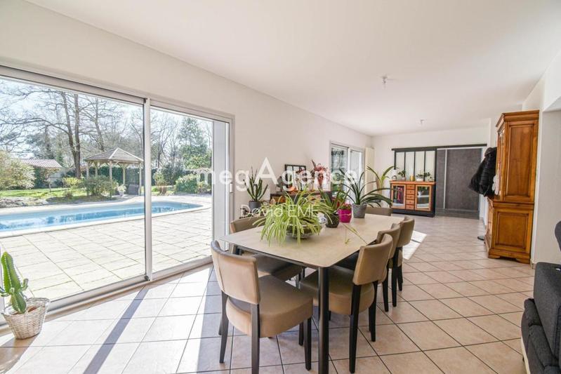 Maison traditionnelle - 192 m² - 9 pièces