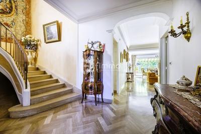 Maison - 260 m² - 6 pièces