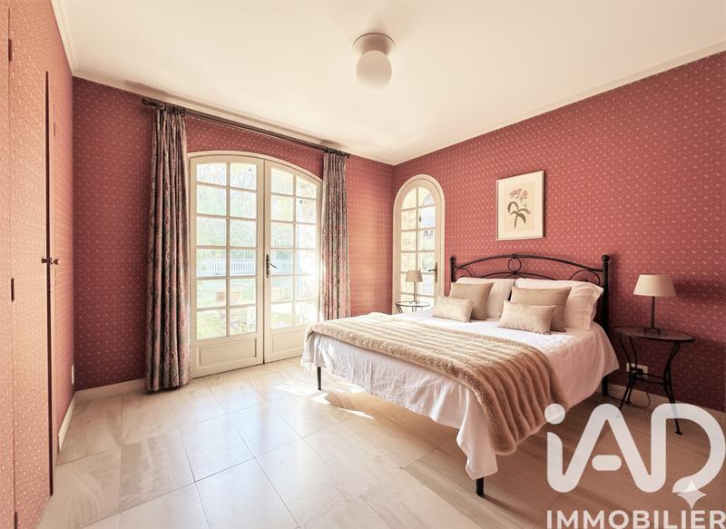 Maison - 325 m² - 8 pièces