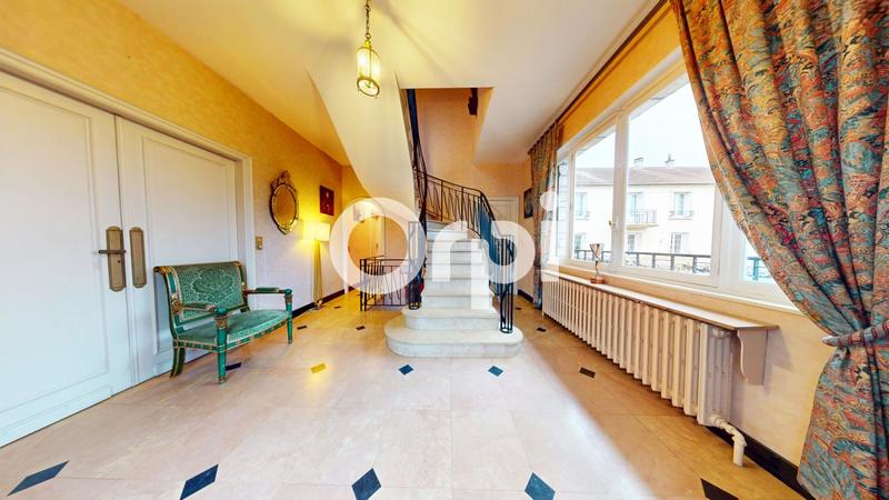 Maison - 230 m² - 8 pièces