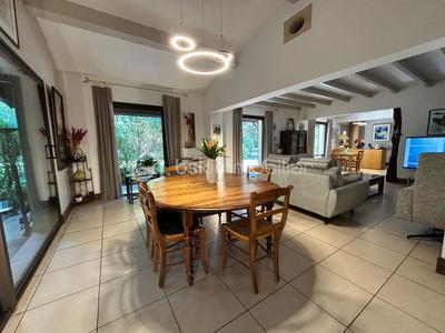 Maison - 208 m² - 6 pièces