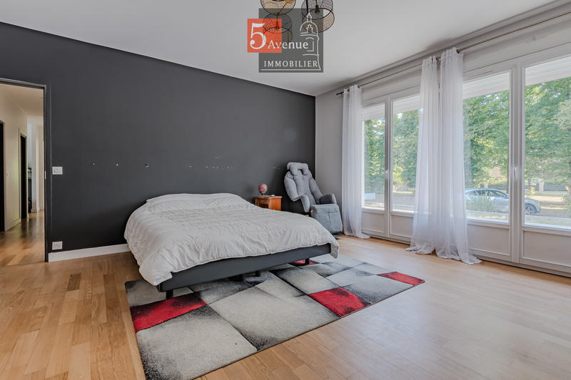 Maison - 450 m² - 9 pièces