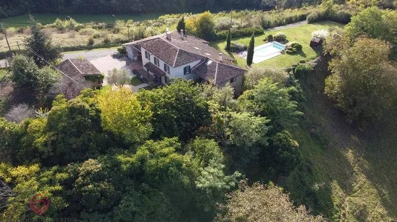 Propriété - 280 m² - 9 pièces