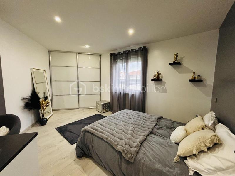 Maison - 220 m² - 6 pièces