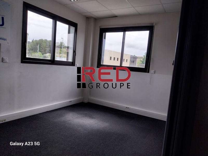 Bureau - 92 m² - 8 pièces