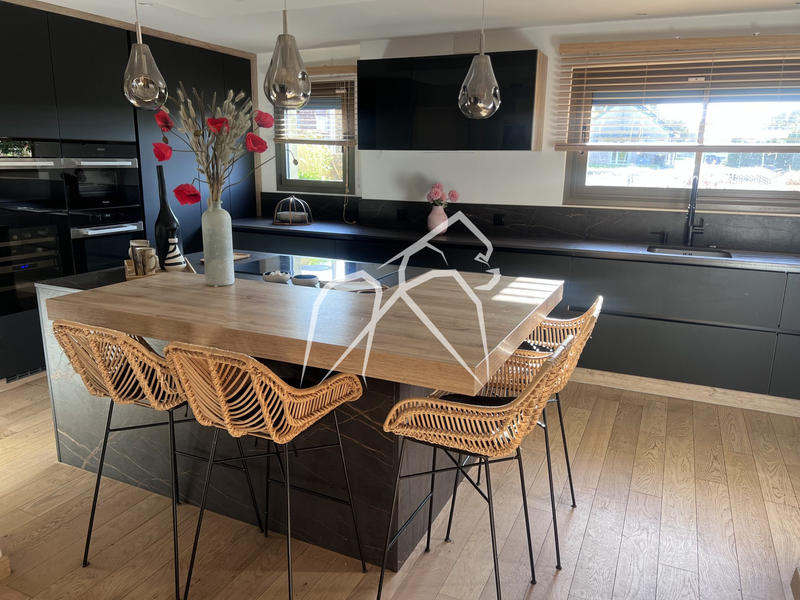 Maison - 300 m² - 8 pièces