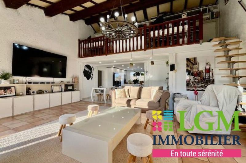 Maison - 243 m² - 9 pièces