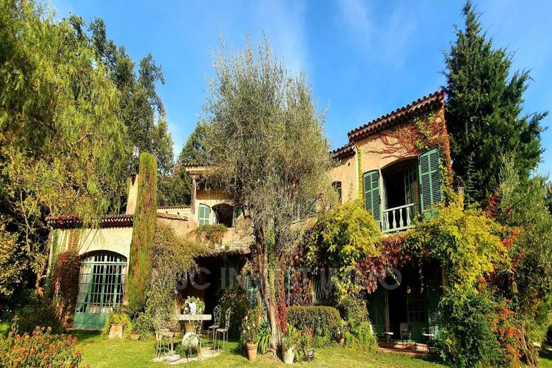 Propriété - 250 m² - 8 pièces