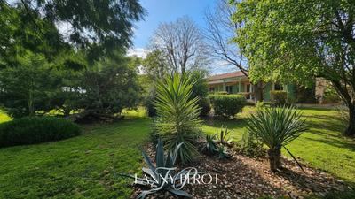 Maison - 220 m² - 6 pièces